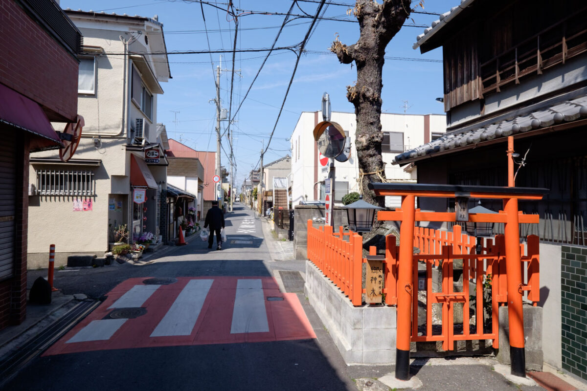 町角の椚神社。