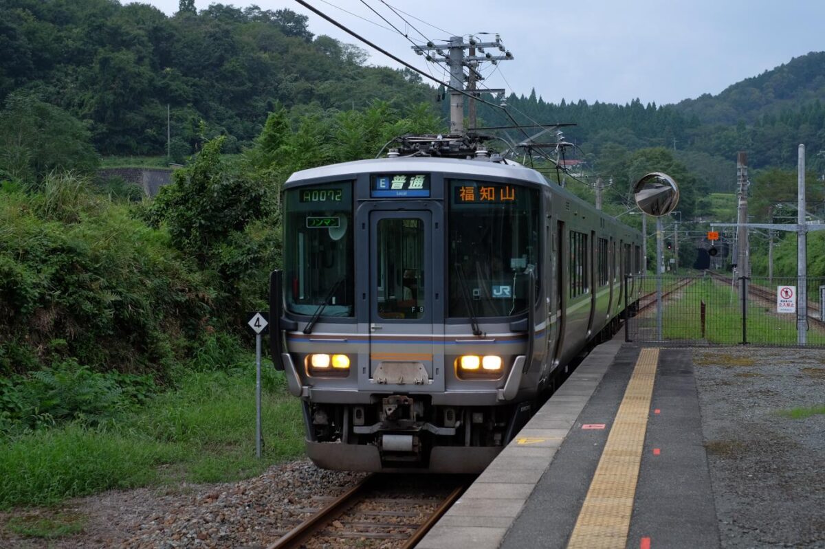 上夜久野駅ホームに入線してくる、普通列車の福知山行き440M。