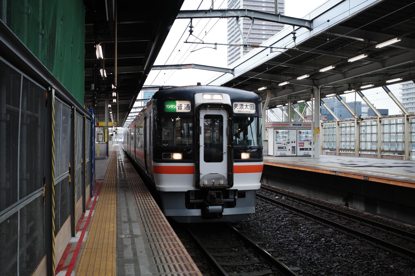 普通列車の美濃太田行き 727C。