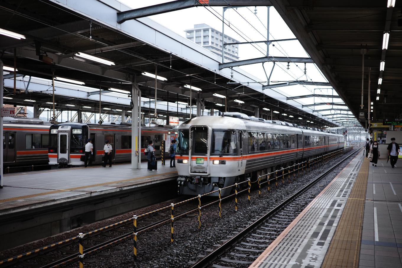 岐阜駅ホームと、停車中の特急ひだ1号。