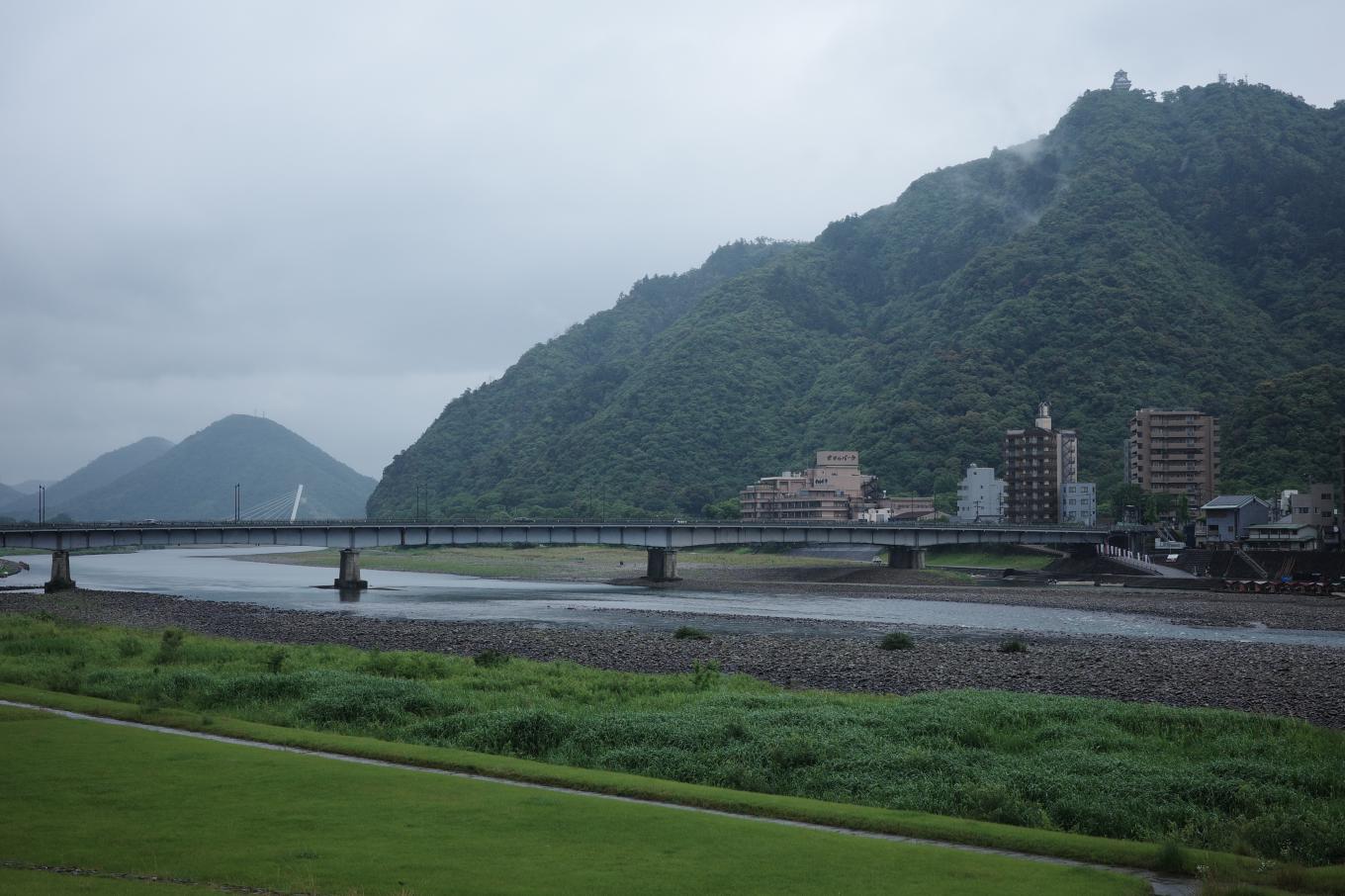 長良川と金華山。