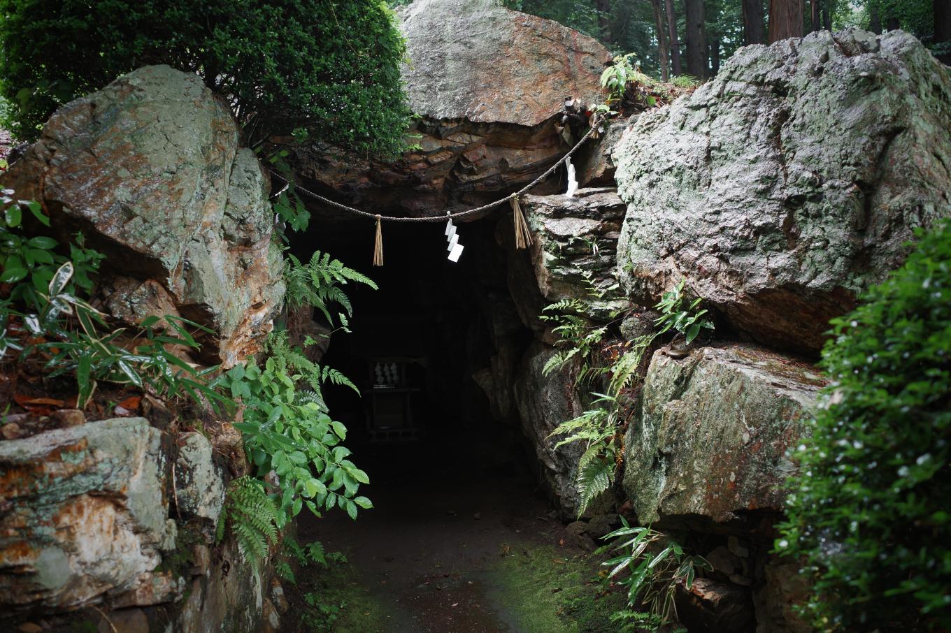 拝殿裏手にある古墳の、大きく口を開けた石室。