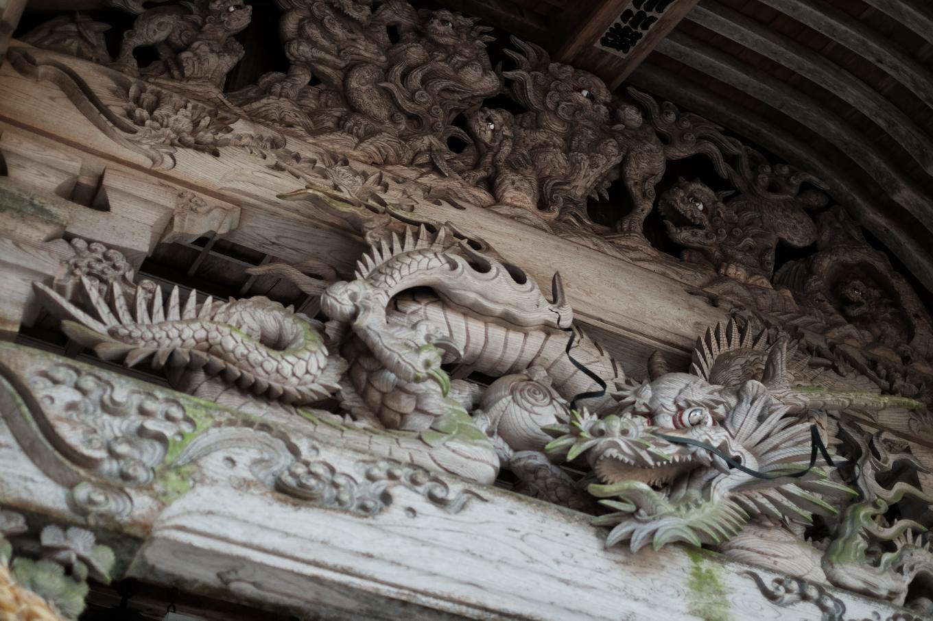 拝殿に施された龍の彫刻。