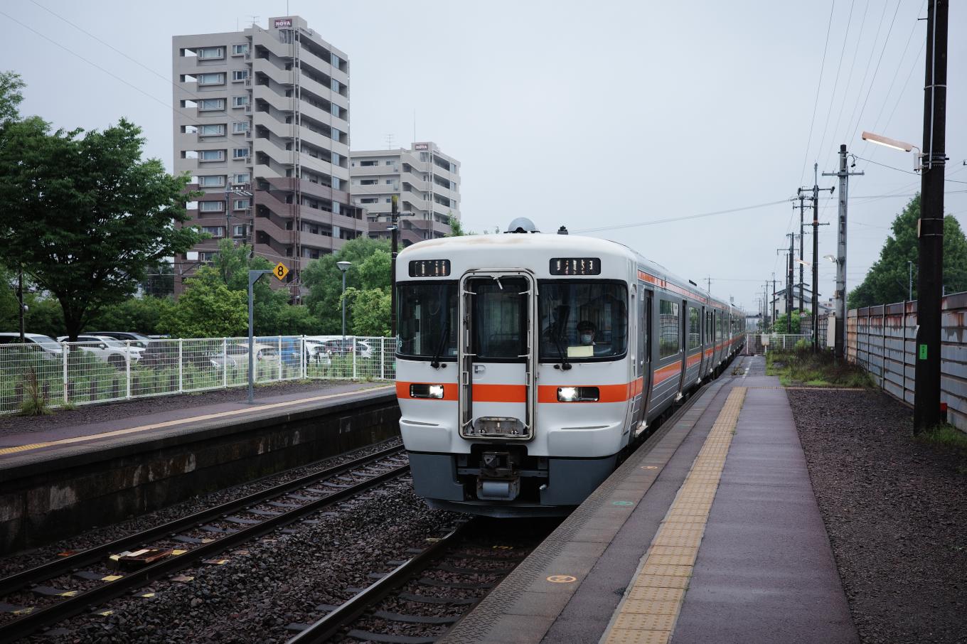那加駅に入線してくる普通列車の美濃太田行き 709D。