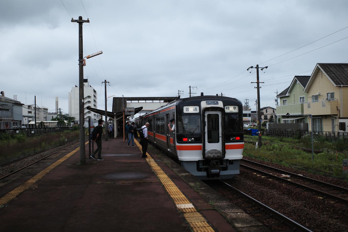 蘇原駅ホームに停車中の、普通列車の岐阜行き 748D。