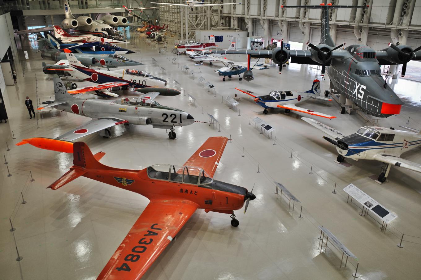 戦後の航空機がずらり20機も並べられた展示室。