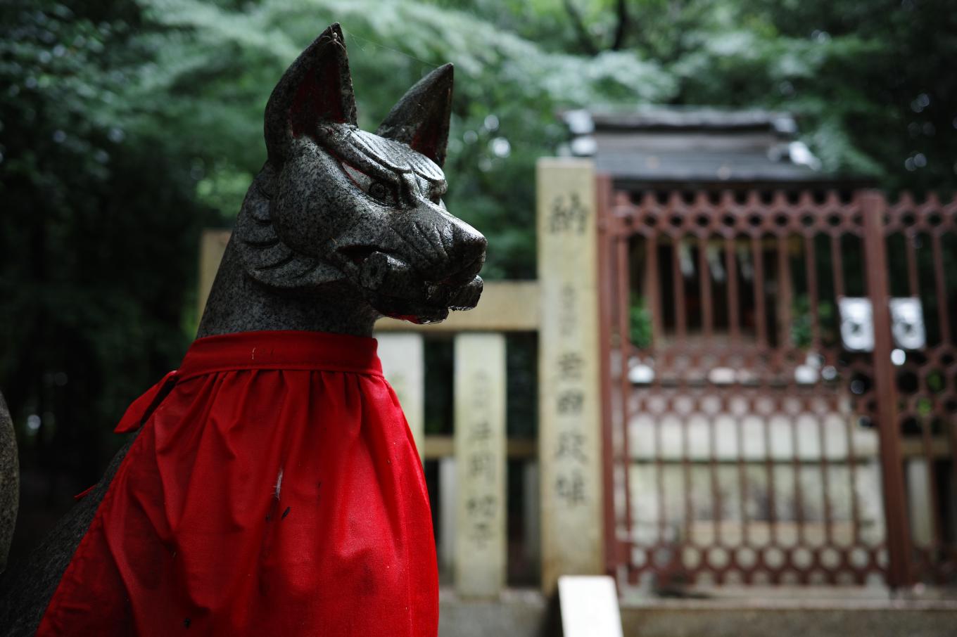 境内社のひとつ稲荷神社の前に佇む狐の石像。