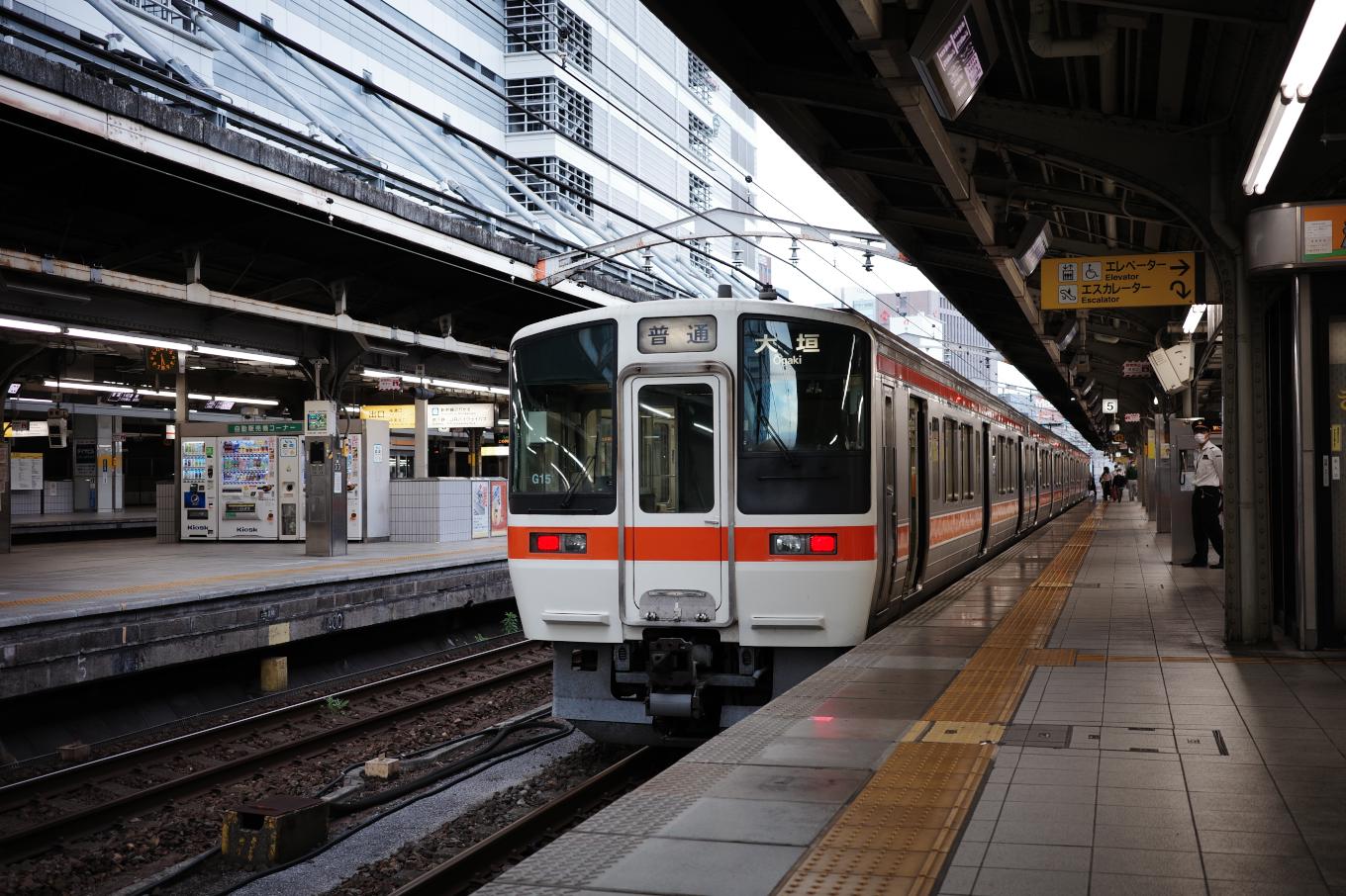 名古屋駅に停車中の始発列車、大垣行き301F。