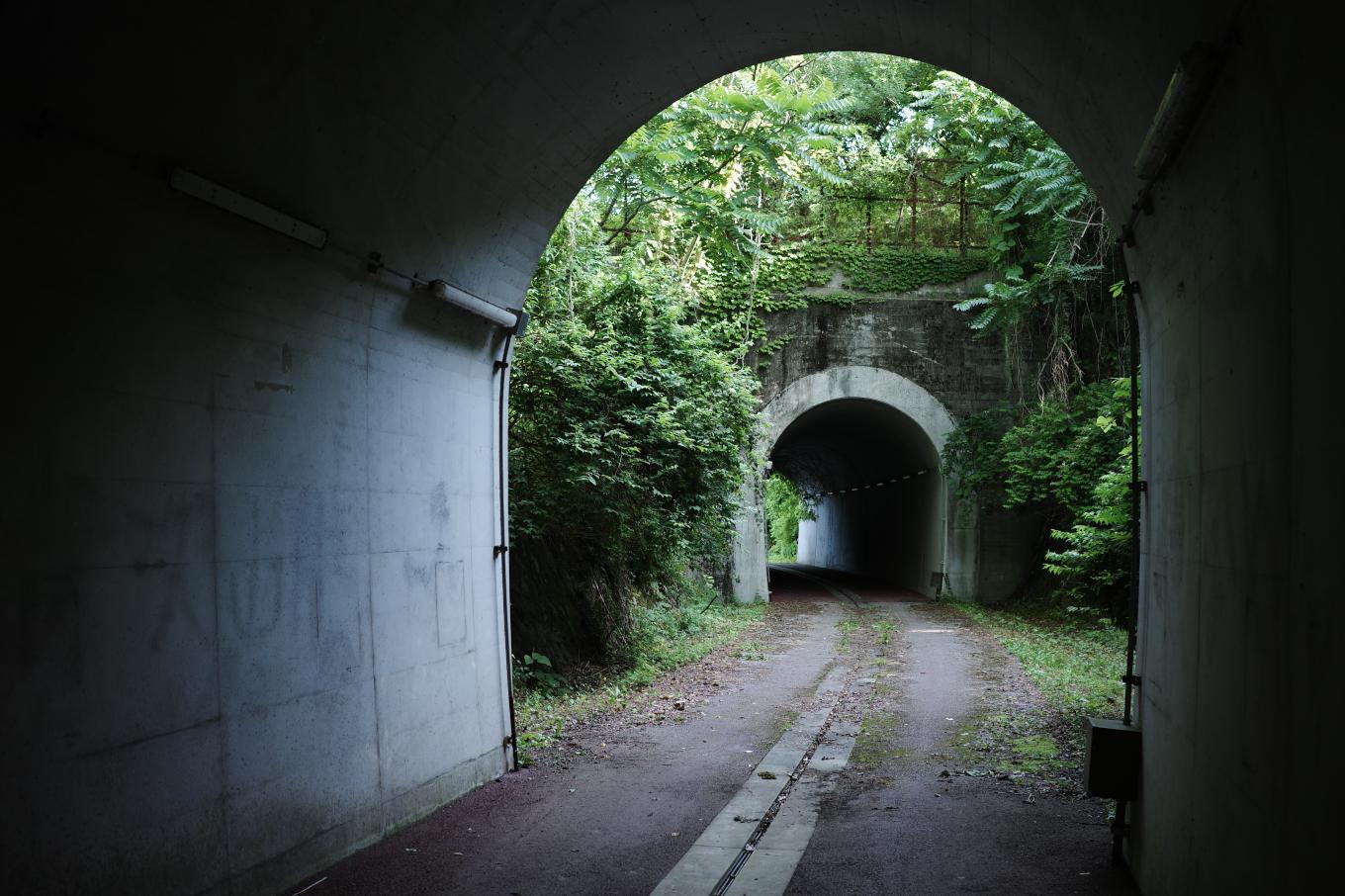 トンネル内から眺める次のトンネル。