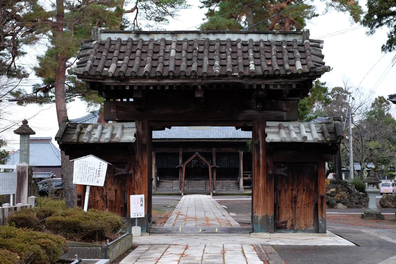 正覚寺の山門。