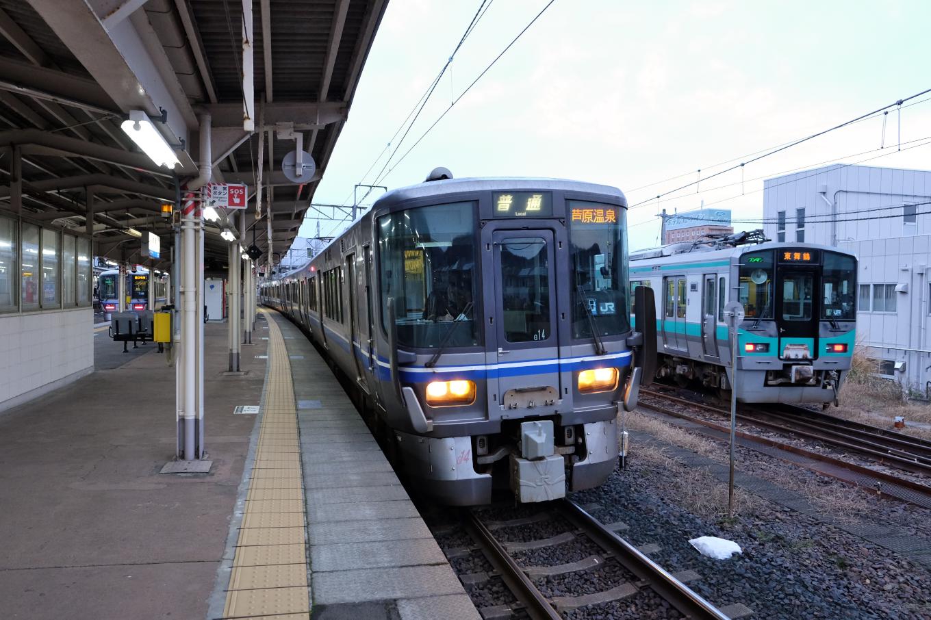 敦賀駅で発車を待つ芦原温泉行き231M。