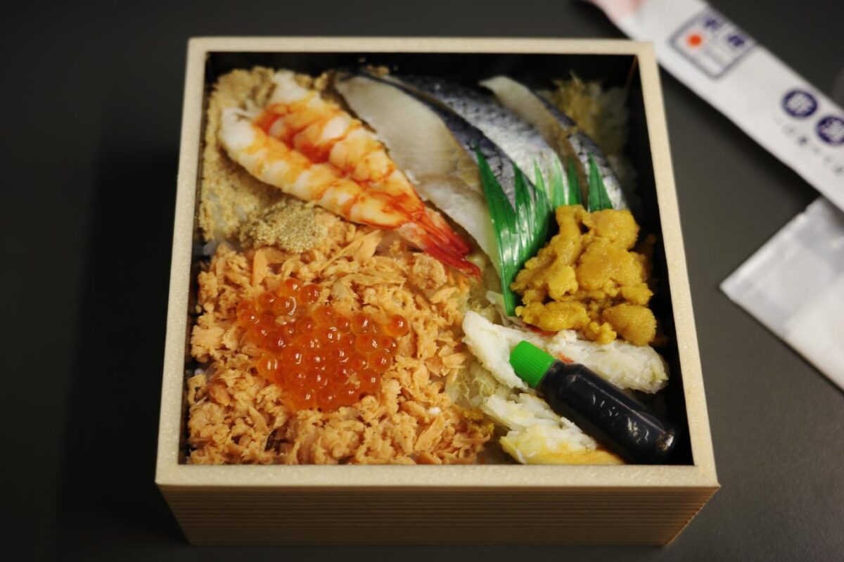 朝食の駅弁。