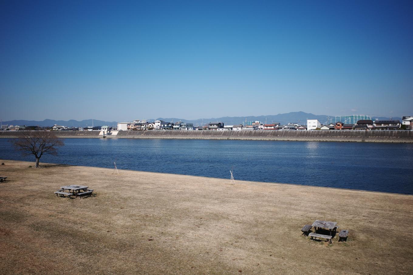 見下ろす豊川と、遠くそびえる本宮山。
