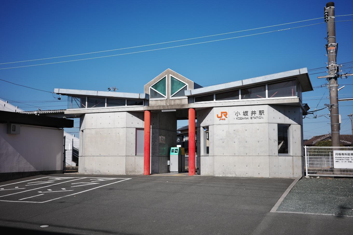 小坂井駅舎。