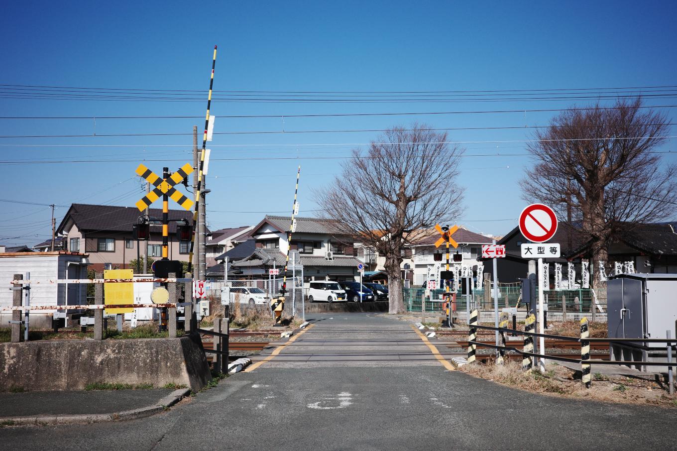 小坂井駅に隣接する踏切。