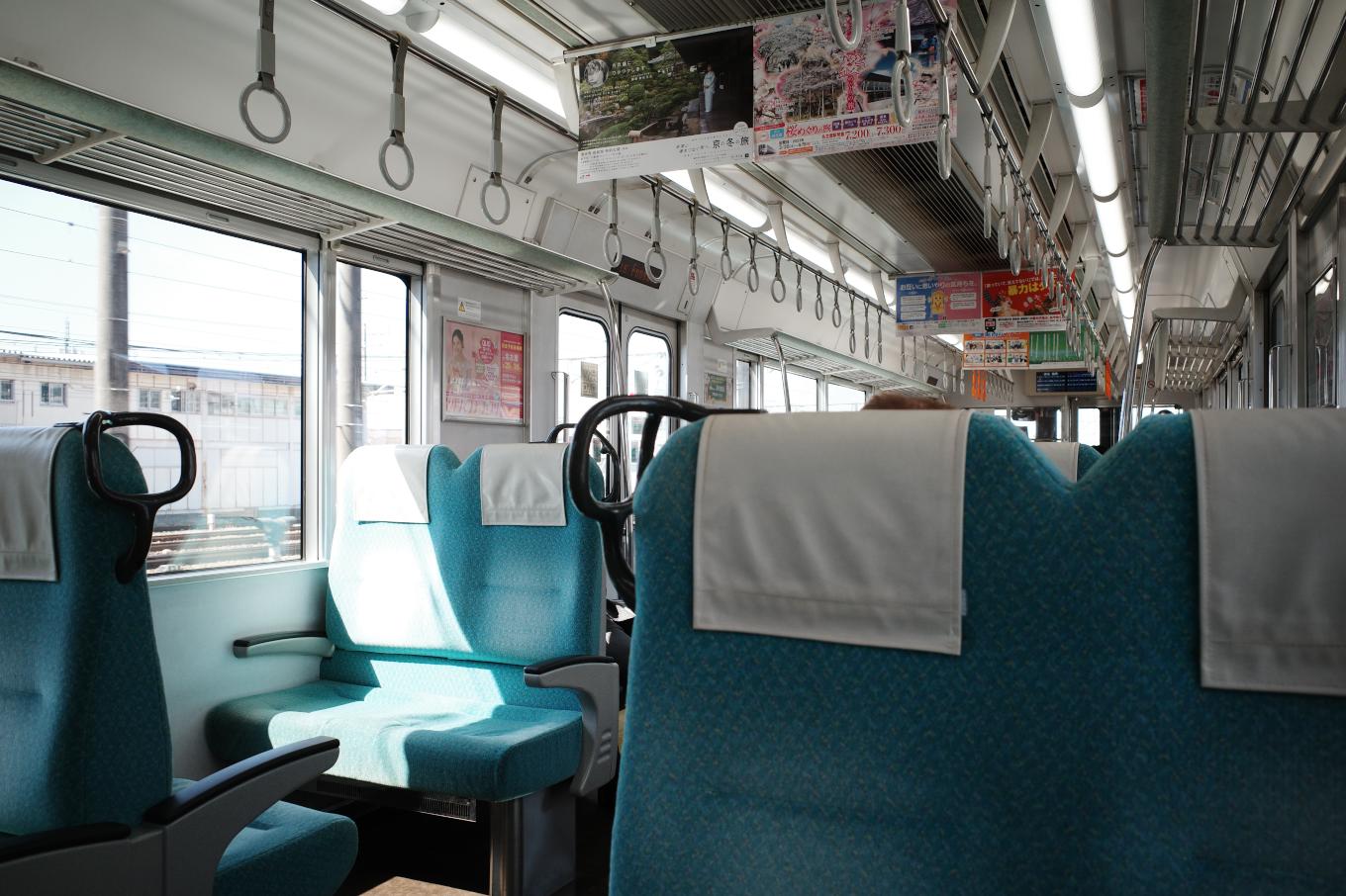 ボックスシートが並ぶ豊川行きの車内。