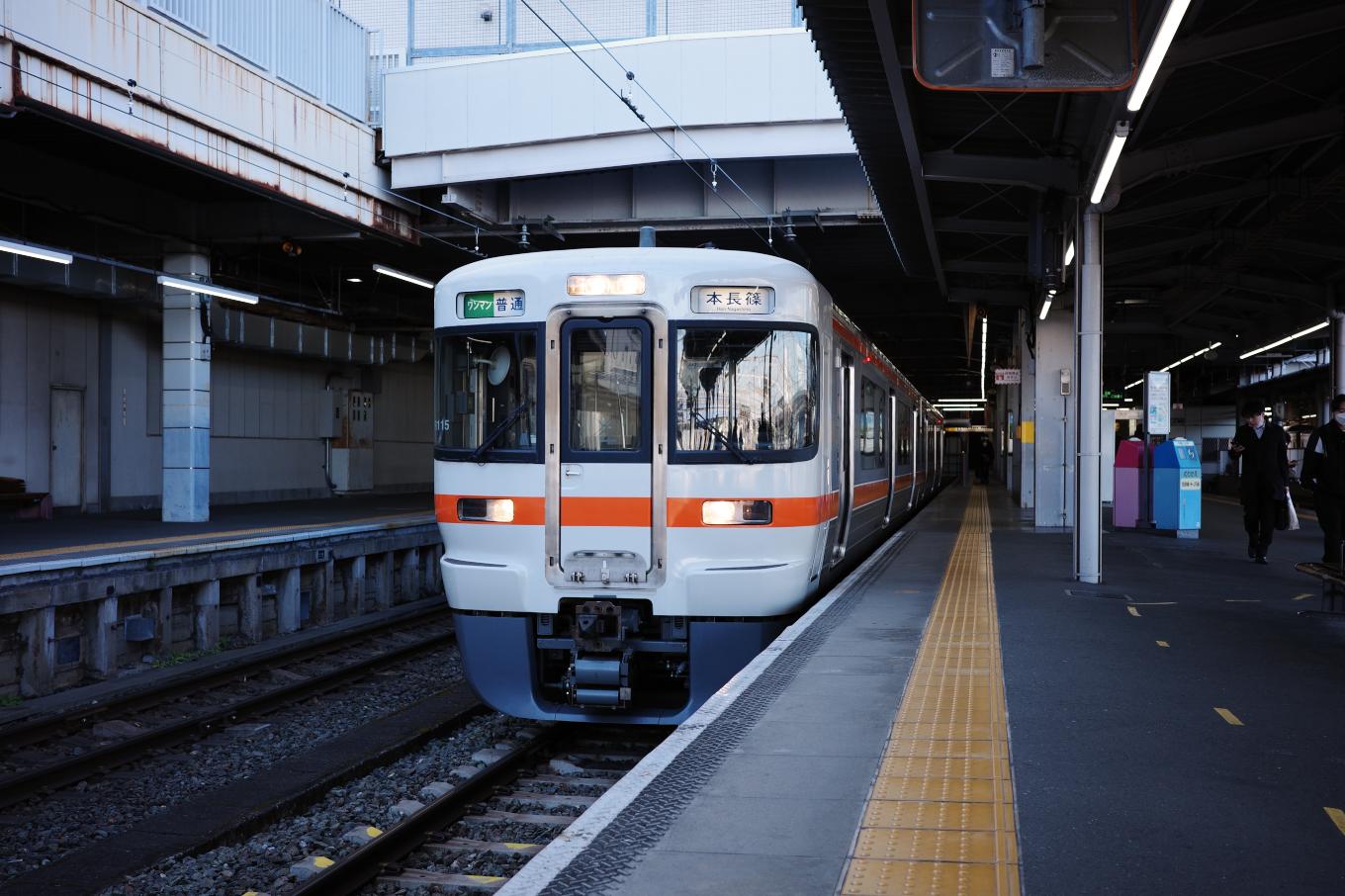 普通列車の本長篠行き515G。