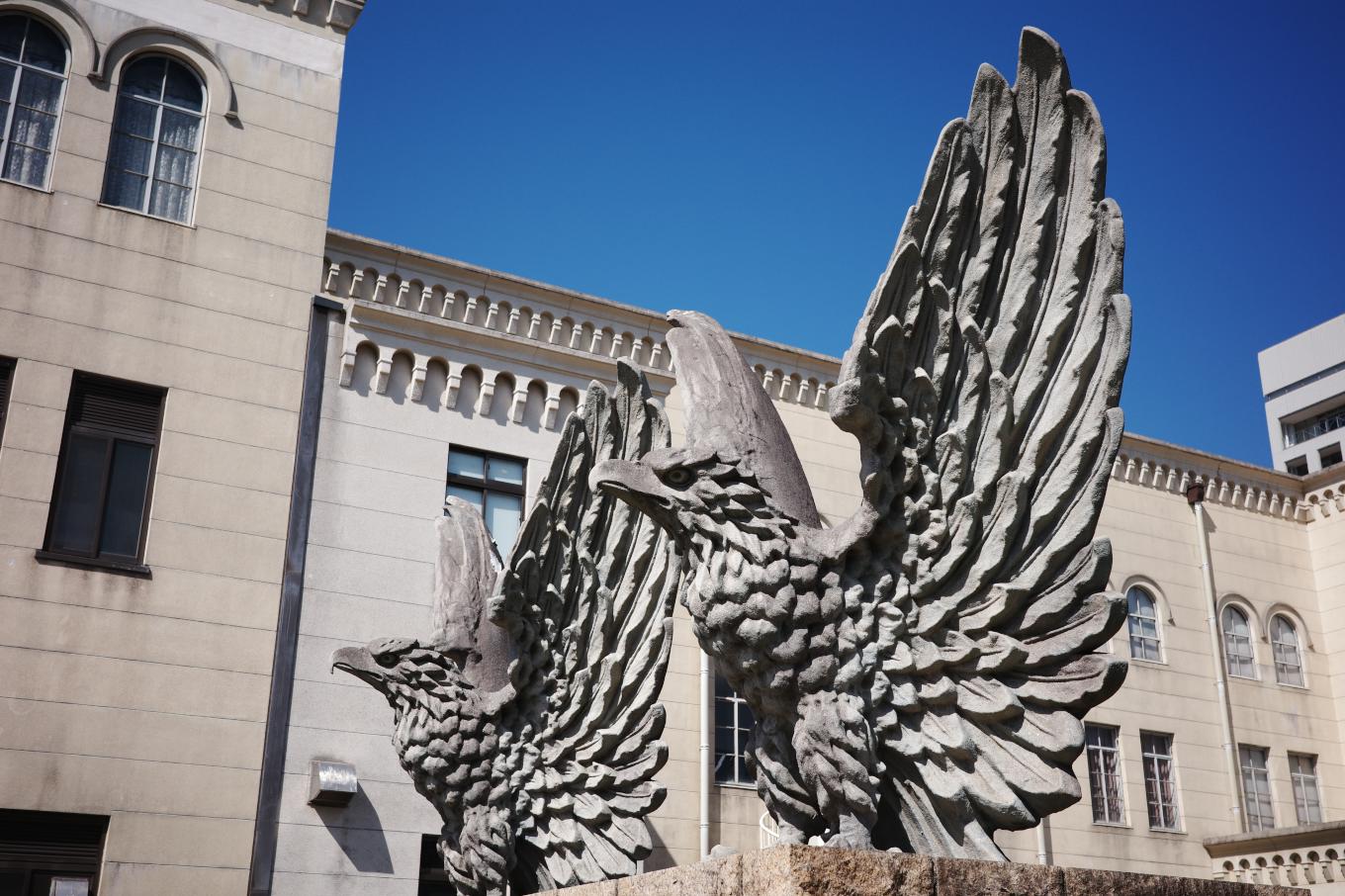 豊橋市公会堂の鷲。