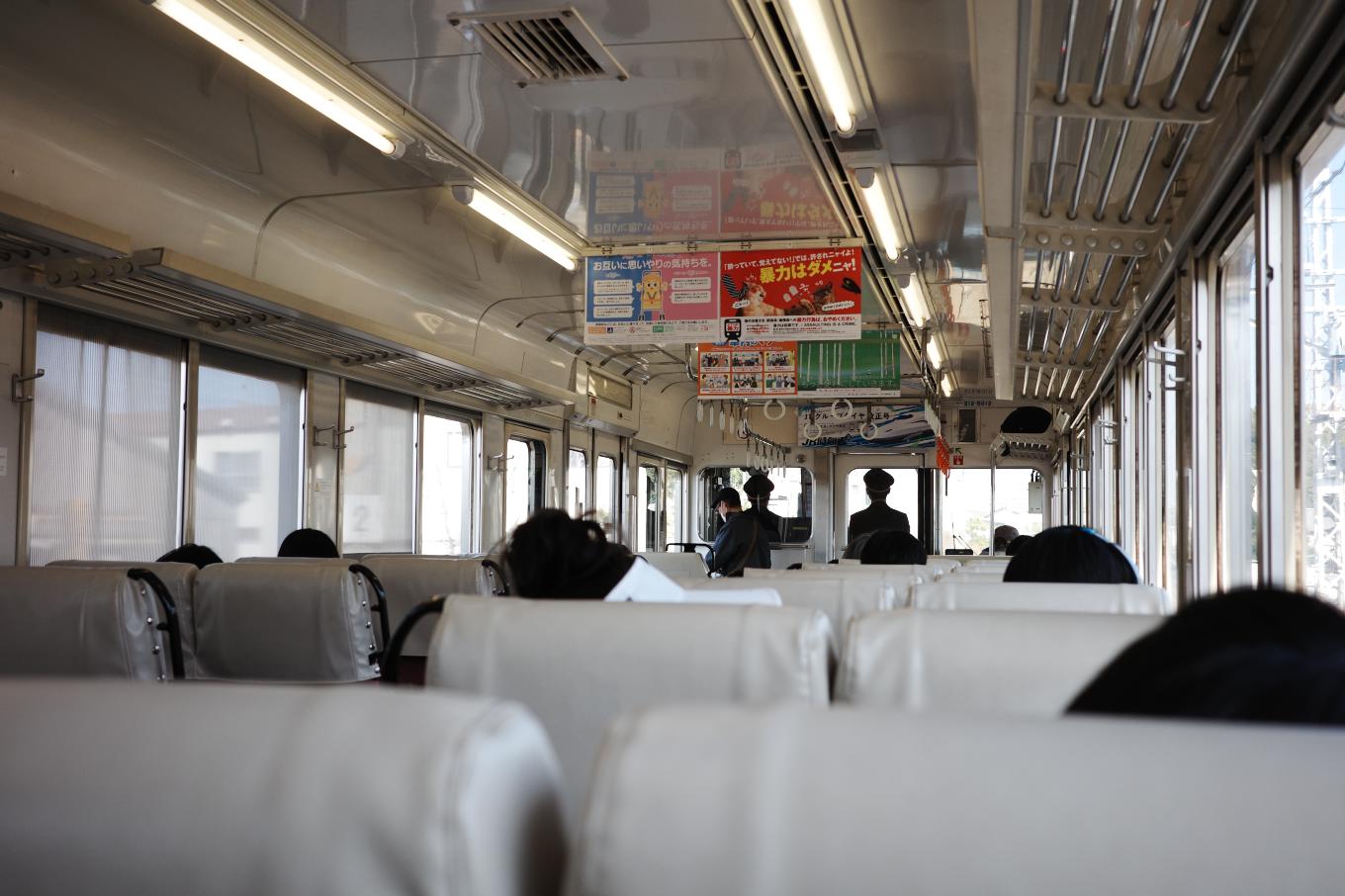 普通列車の本長篠行き521Gの車内。