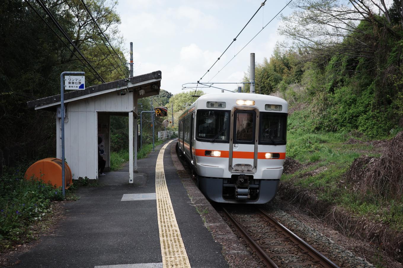 普通列車の岡谷行き591M。