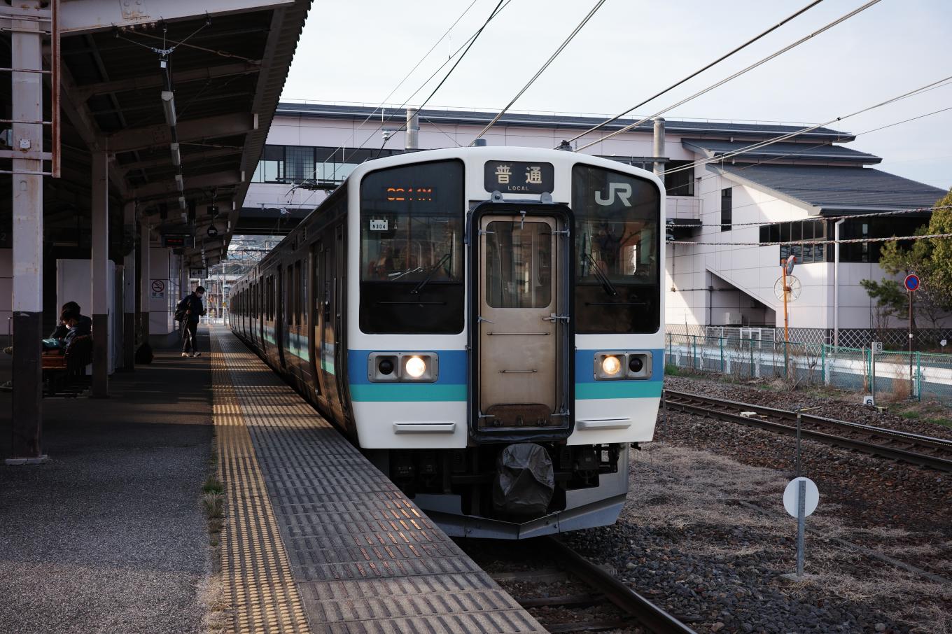 普通列車の松本行き3244M。