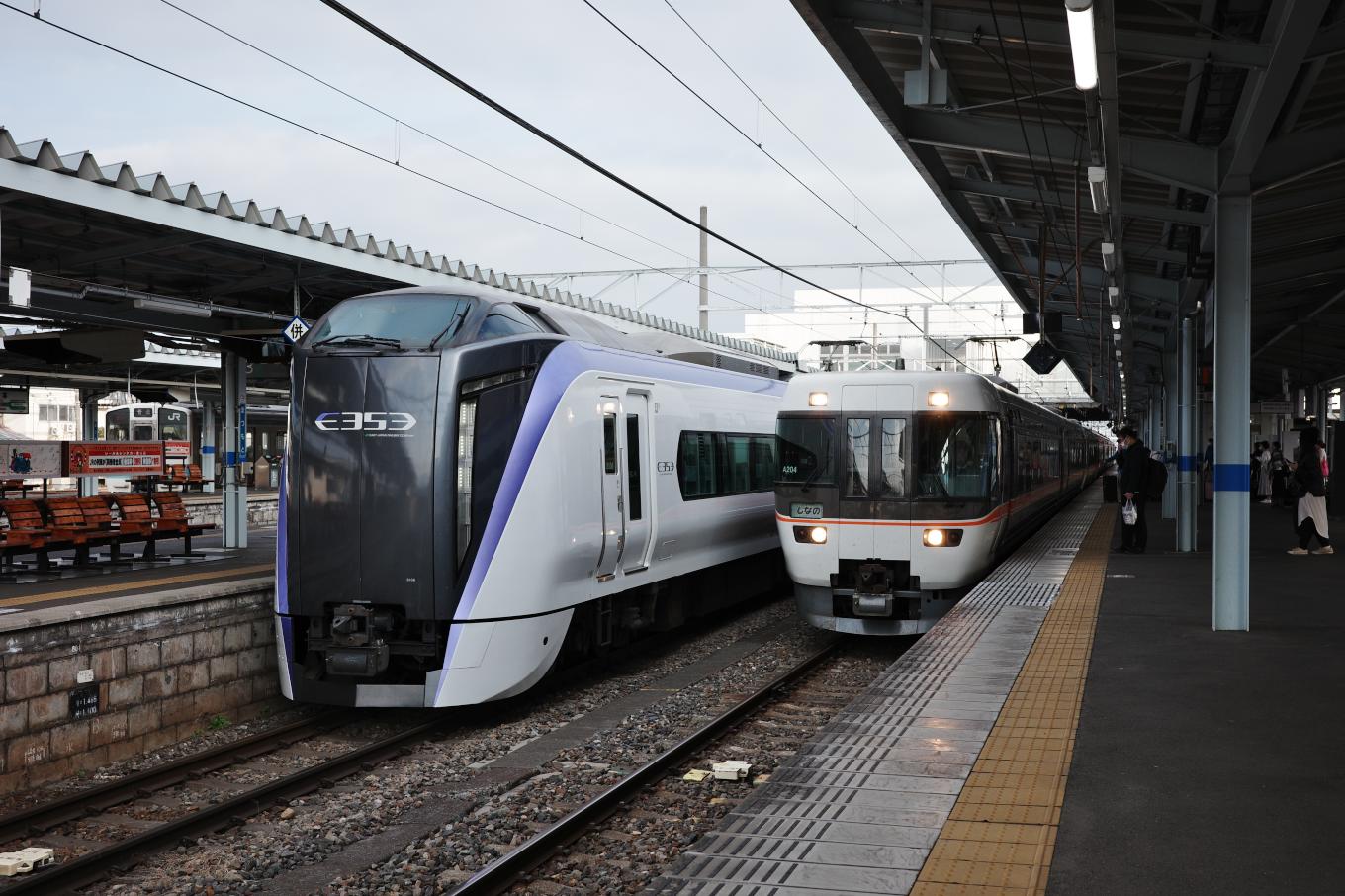 篠ノ井線ホームで肩を並べる、東京行きの「あずさ」と、名古屋行きの「しなの」。