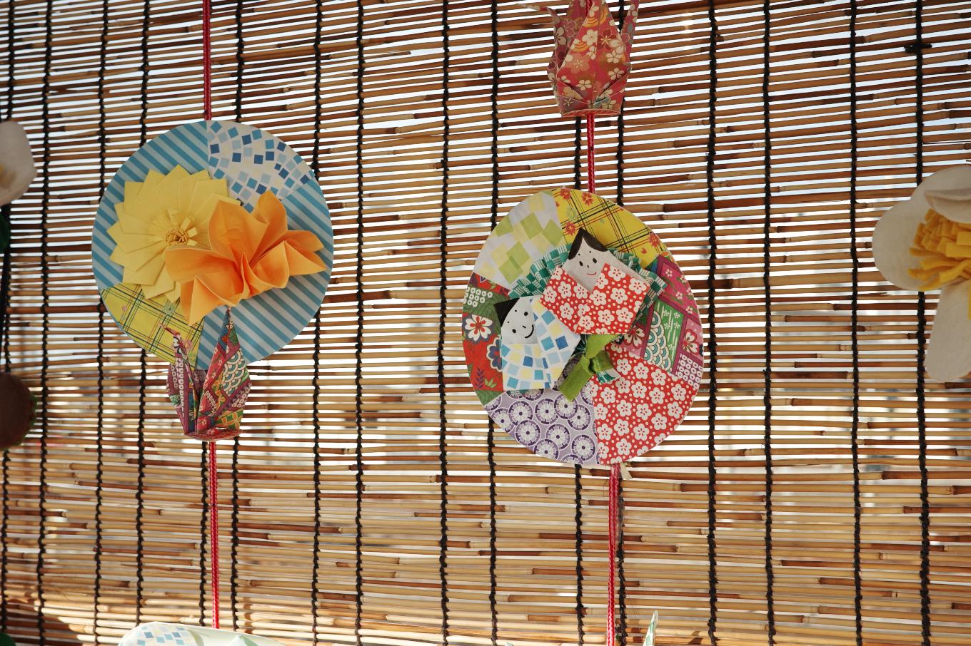 篠ノ井線ホーム待合室に施された、すだれや折り紙による装飾。