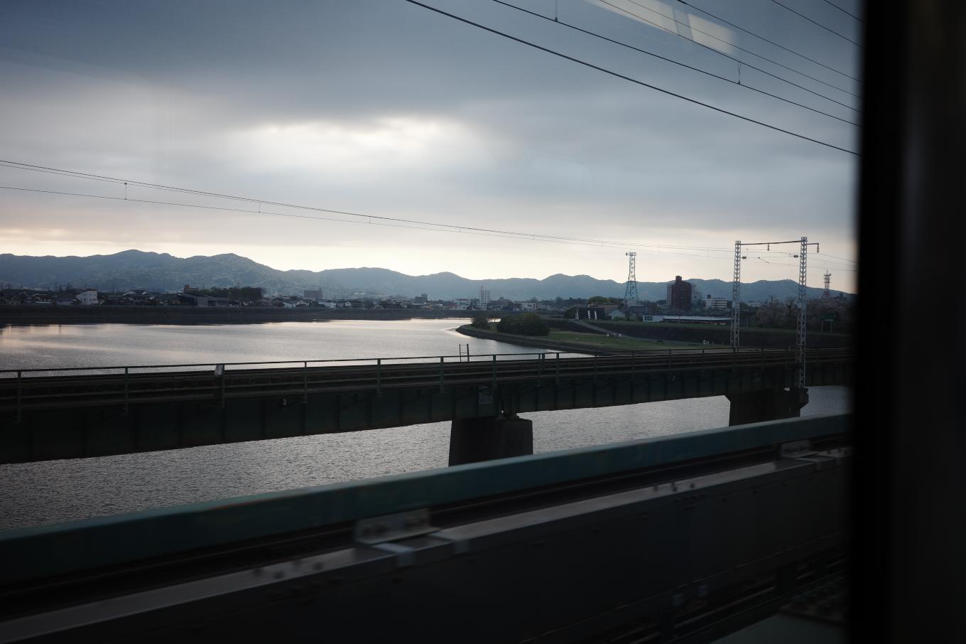 車窓を横切る豊川の川面。