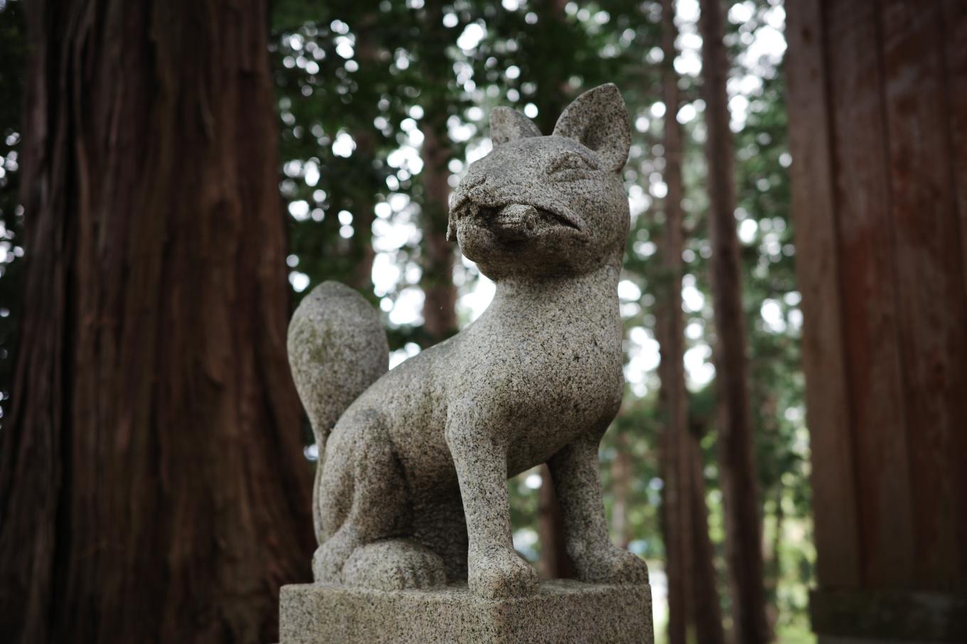 拝殿前に佇む狐の石像。