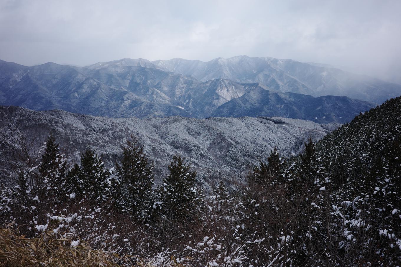 鉄塔付近から眺める雪化粧した山並み。