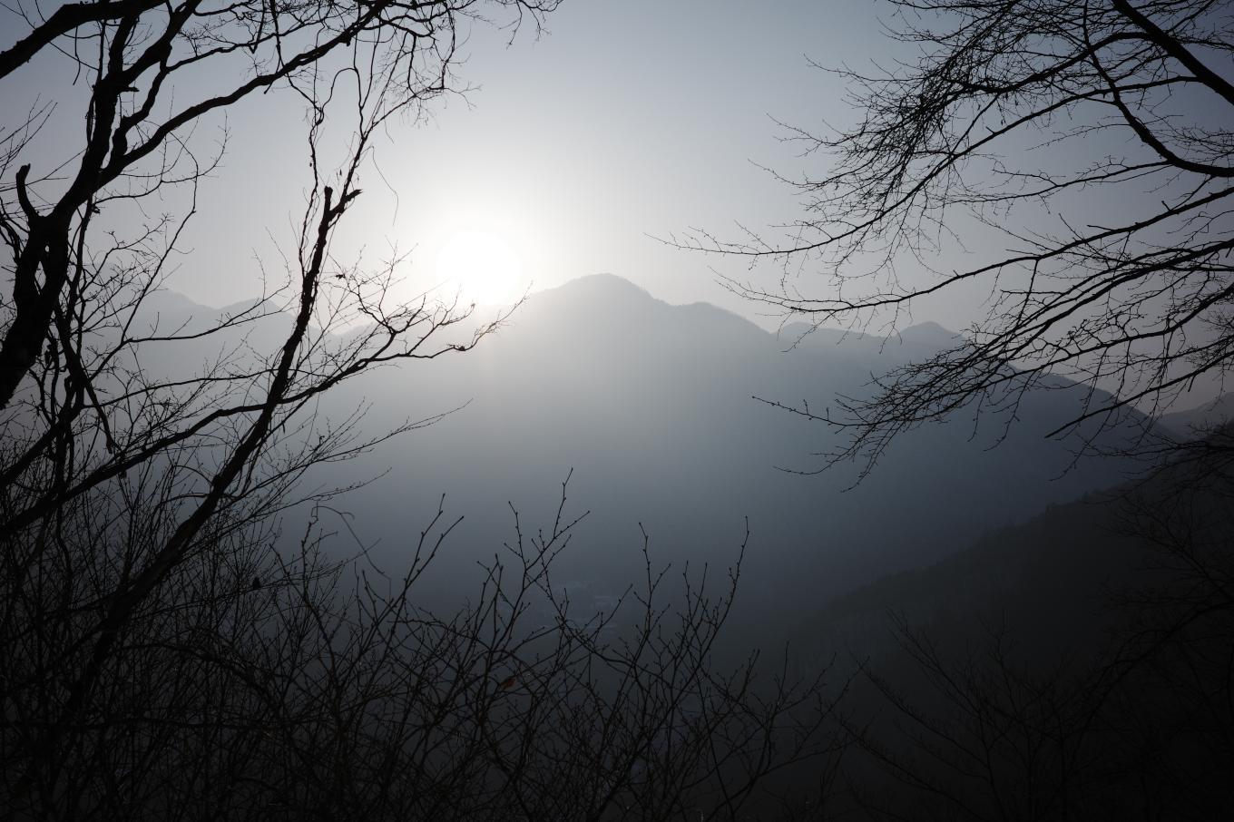焼岳から上る朝日。