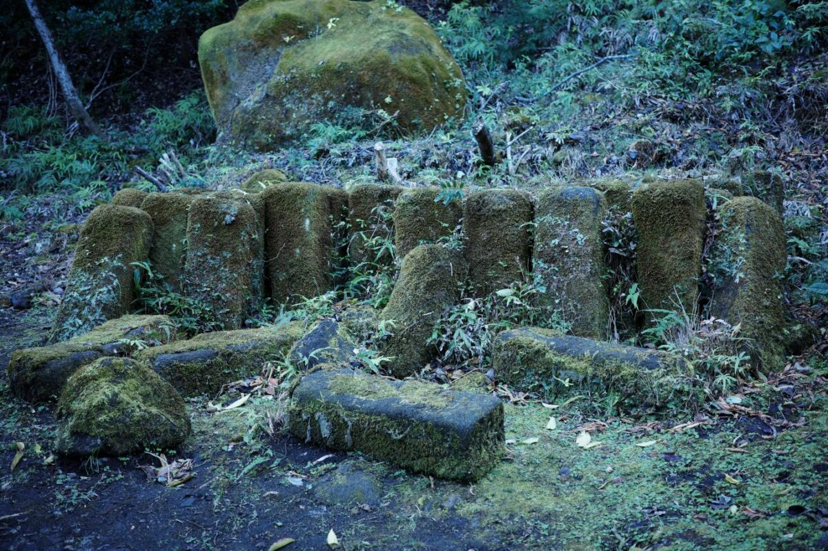沿道に残された石材。