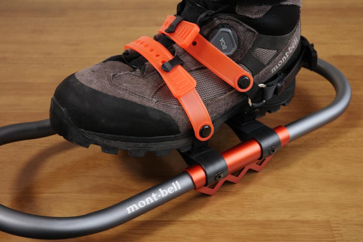 登山靴を装着。