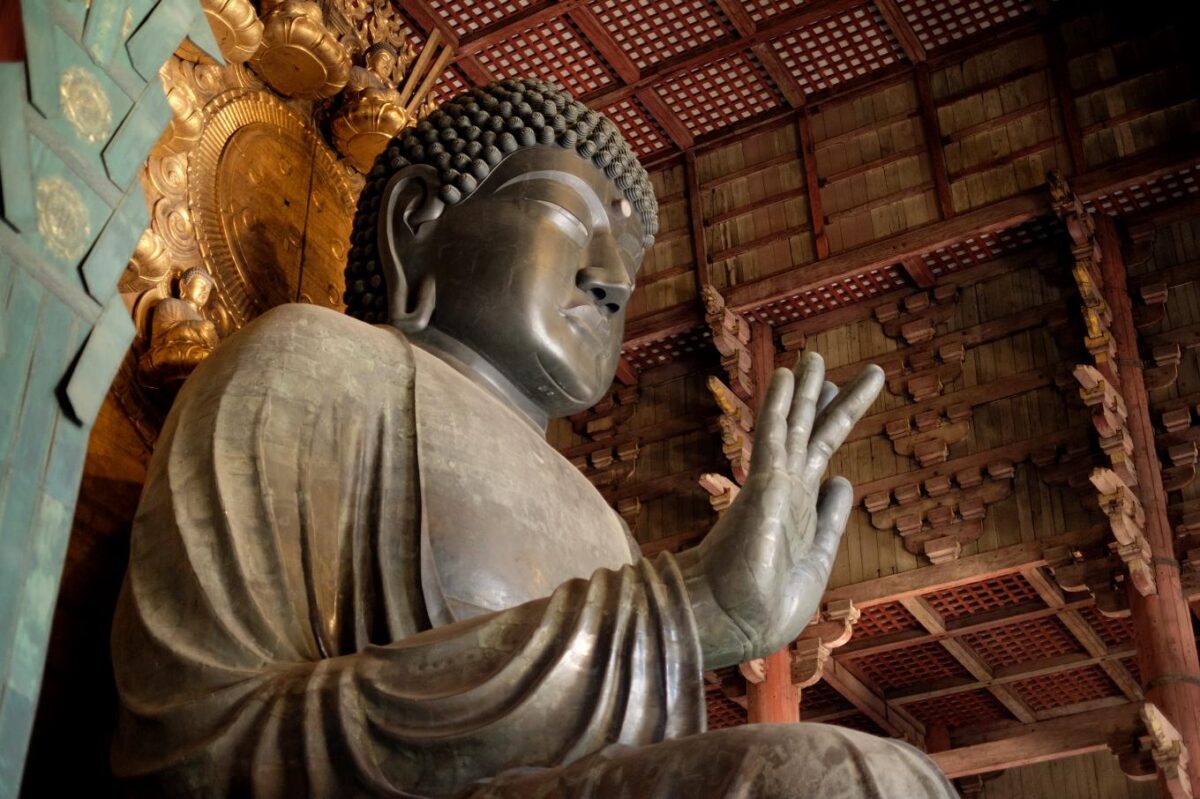 大仏殿に座する大仏。