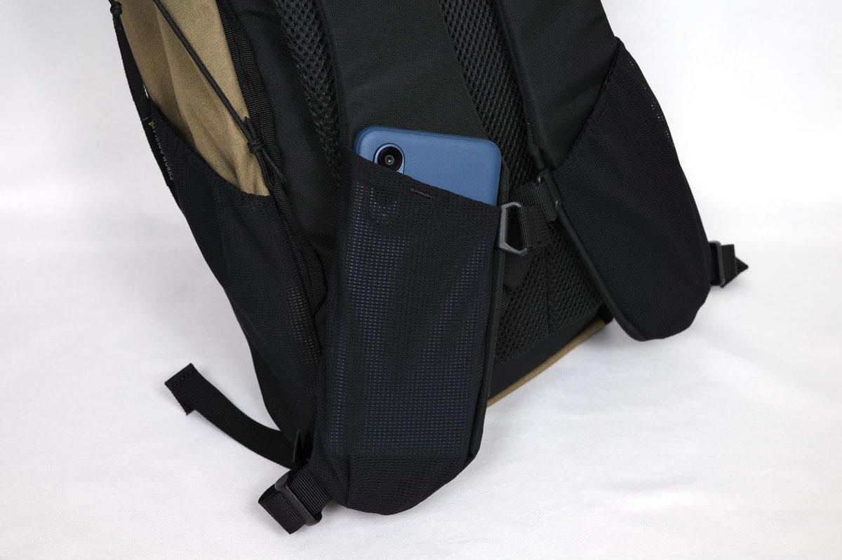 スマホの収納できるショルダーベルト。